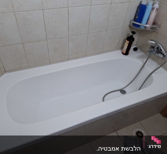 אמבטיה עם ברז ומדף בקבוקי סבון